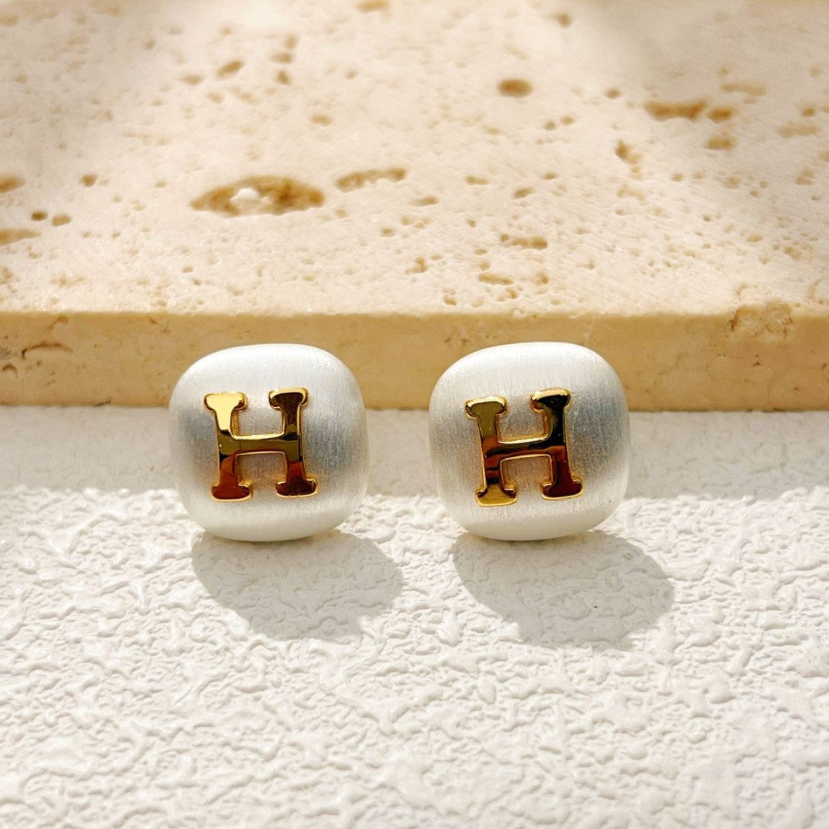 【雑貨】シンプルスクエア・ブラシ加工ピアス T01741