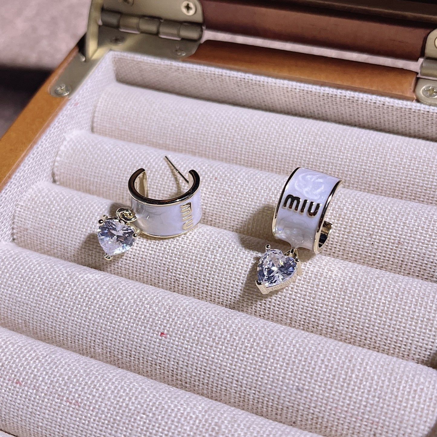 【雑貨】光の加減で色が変わるピアス T01799