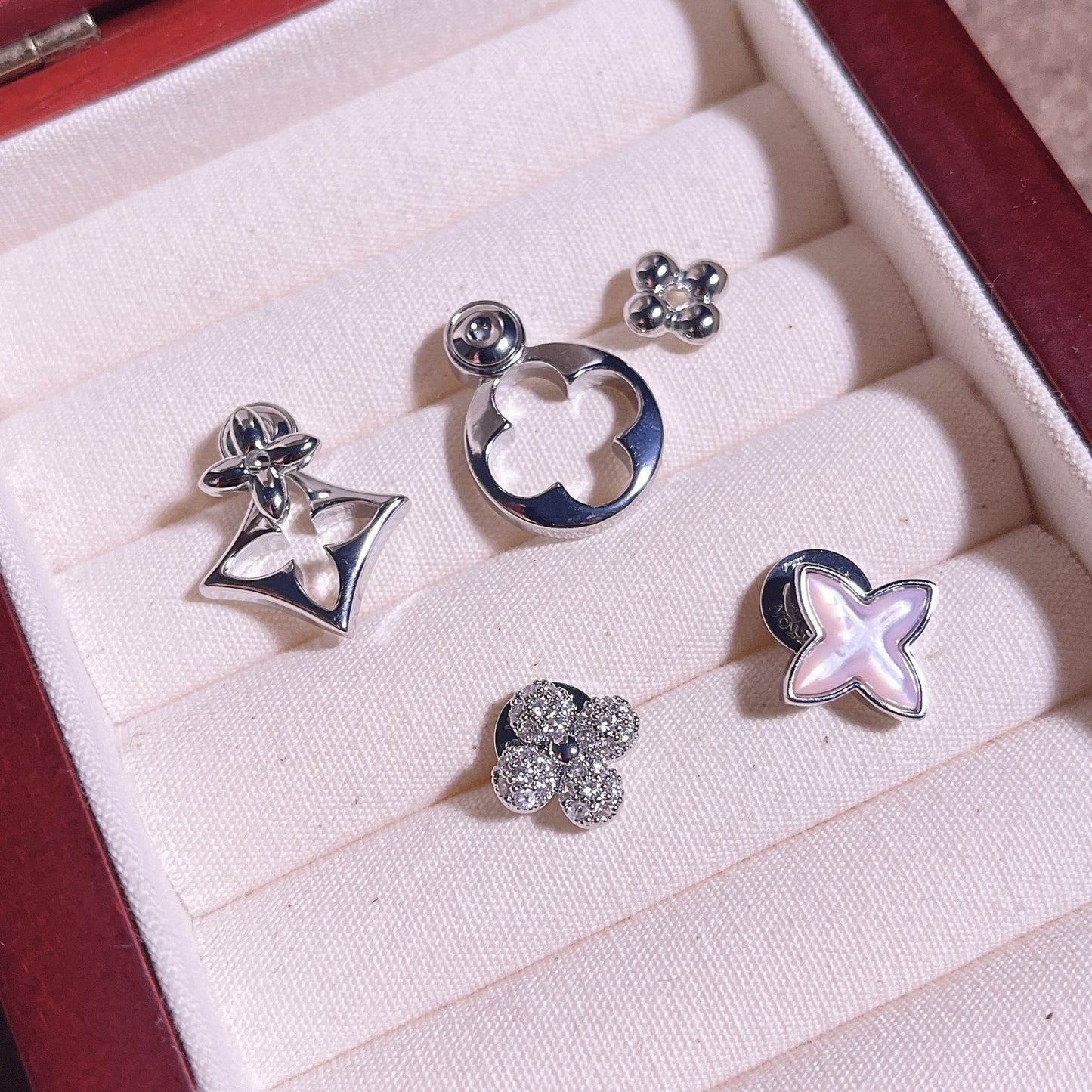 【雑貨】透かしクローバーの幸せピアス T01804