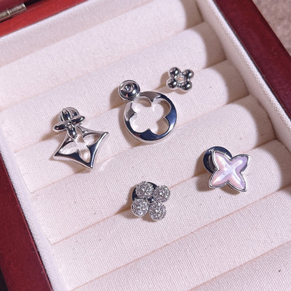 【雑貨】透かしクローバーの幸せピアス T01804