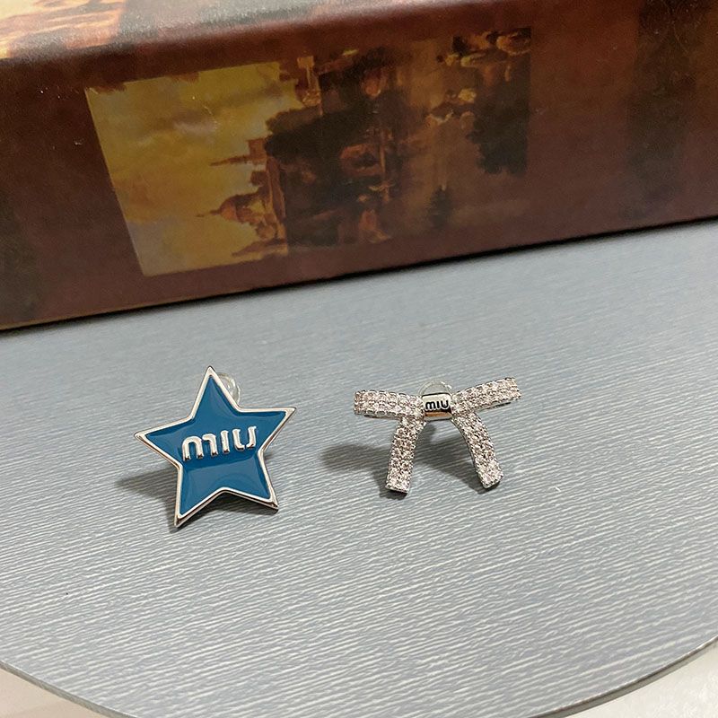 【雑貨】星形アシンメトリーイヤリング T01826