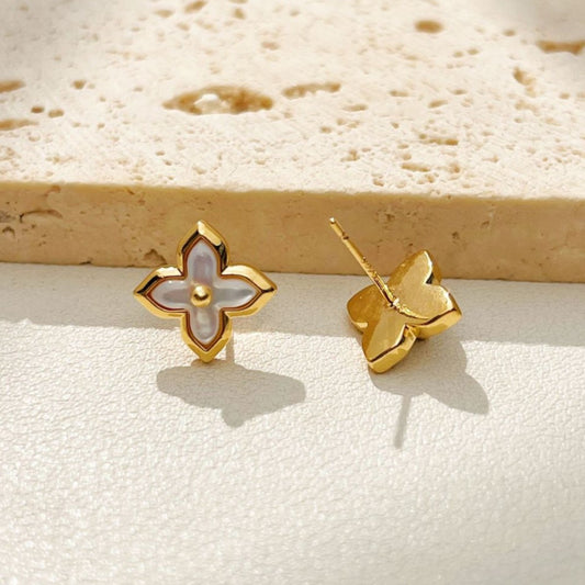 【雑貨】クローバーデザインピアス T01730