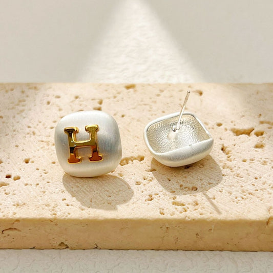 【雑貨】シンプルスクエア・ブラシ加工ピアス T01741