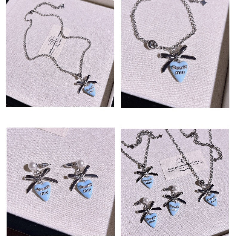 【雑貨】ブルーハートリボン付きピアス T01802