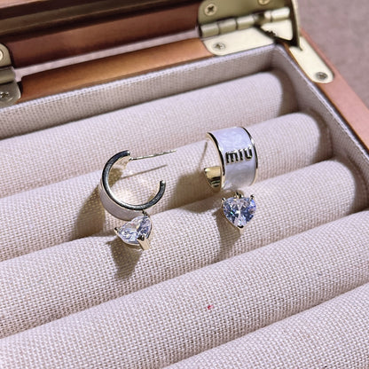 【雑貨】光の加減で色が変わるピアス T01799