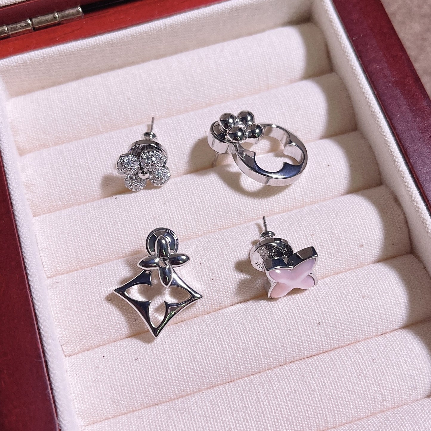 【雑貨】透かしクローバーの幸せピアス T01804
