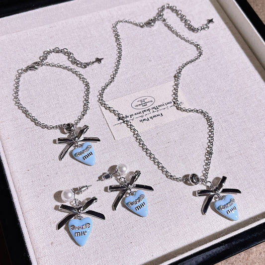 【雑貨】ブルーハートリボン付きピアス T01802