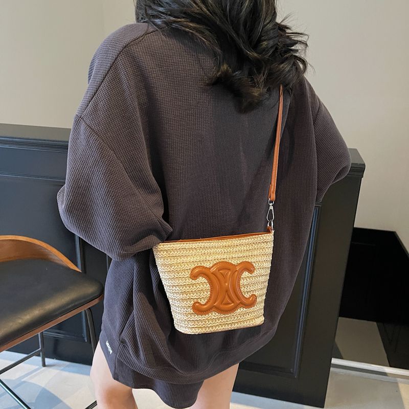 【雑貨】ミニサイズで使い勝手抜群の編みこみバッグ  T01827